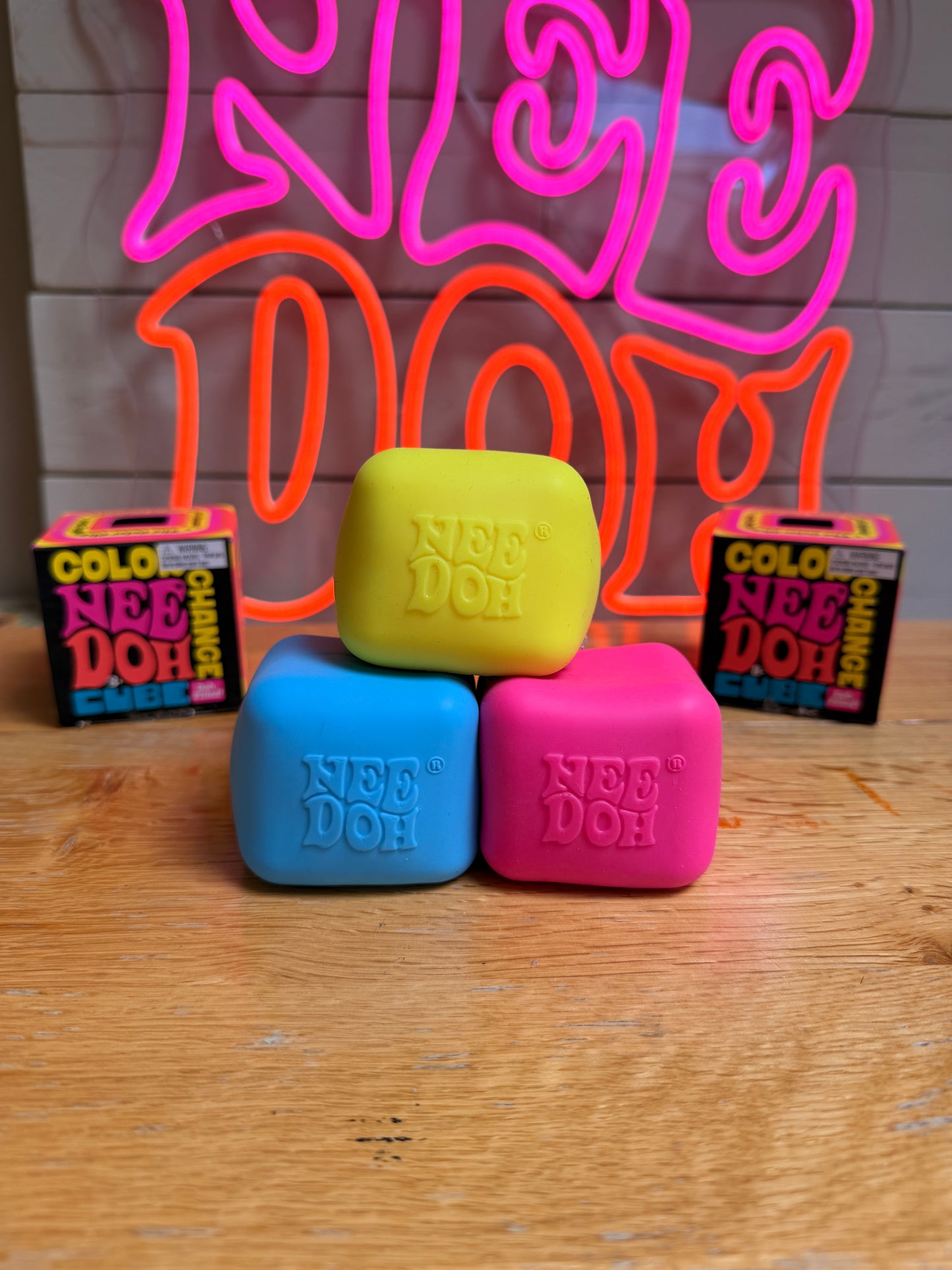 NeeDoh Color Change Cube - Colour Changing Fidget Sensory Toy